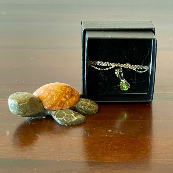 Beautiful Women’s Sterling Silver Peridot 18” (Trillion Cut Designer Necklace) - Picture 6 of 7